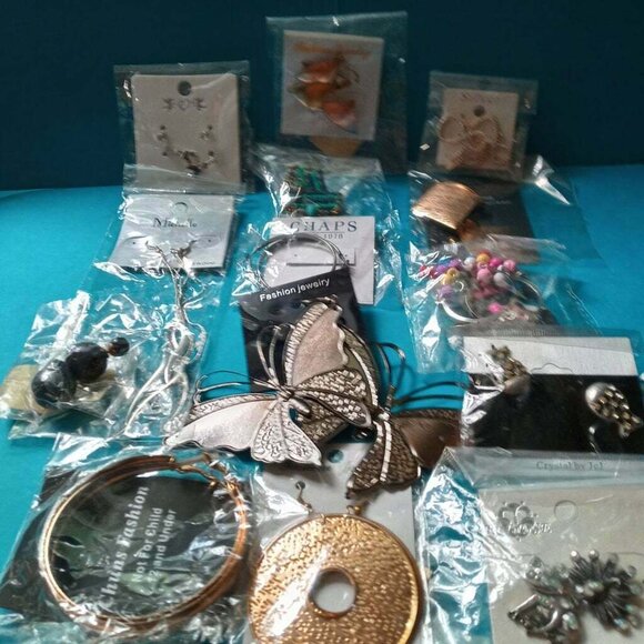 Junk Drawer Lot - Picture 8 of 16